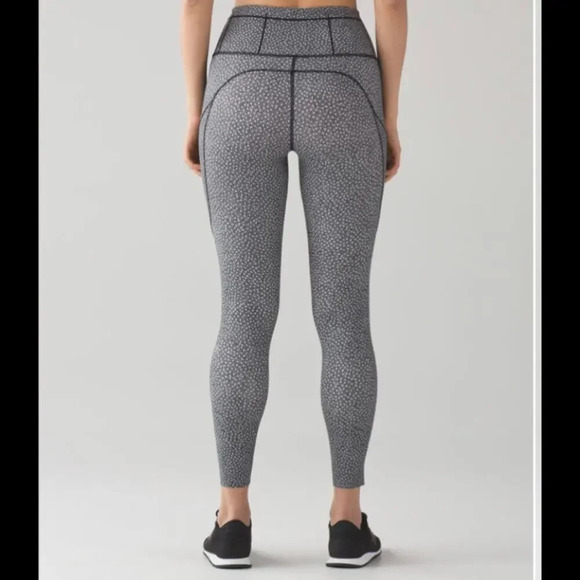 Lululemon Fast & Free Black & White Frozen Fizz 7/8 Tights Size Small - Picture 2 of 9
